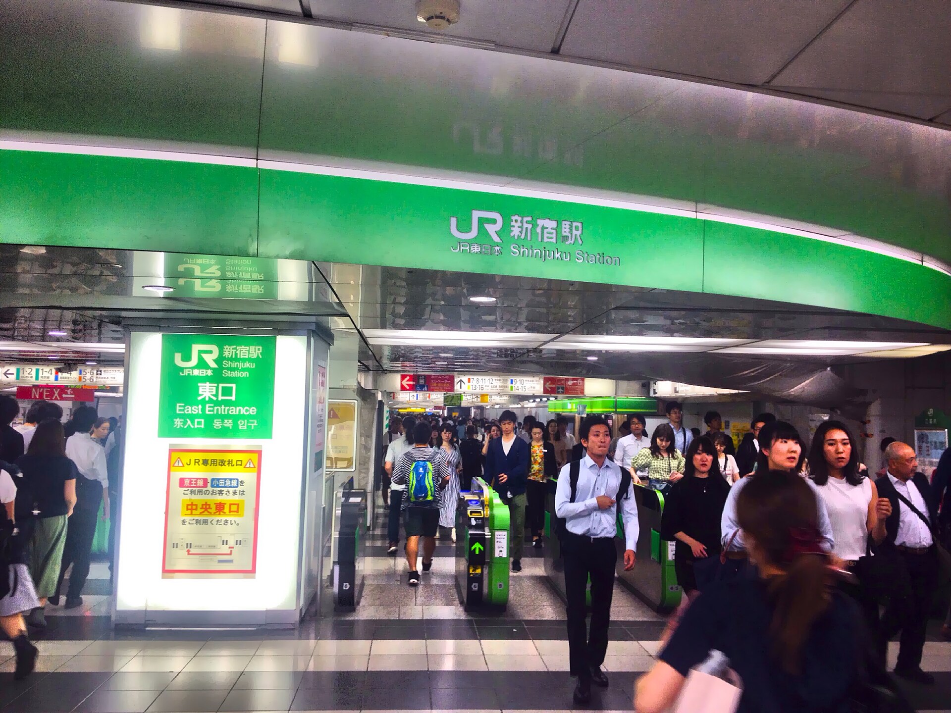 新宿站东口检票口人潮